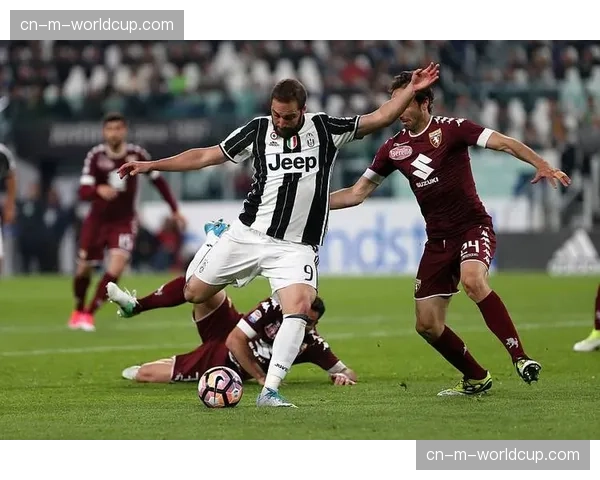 AC米兰在训练基地加练定位球防守，以应对对手的空中优势